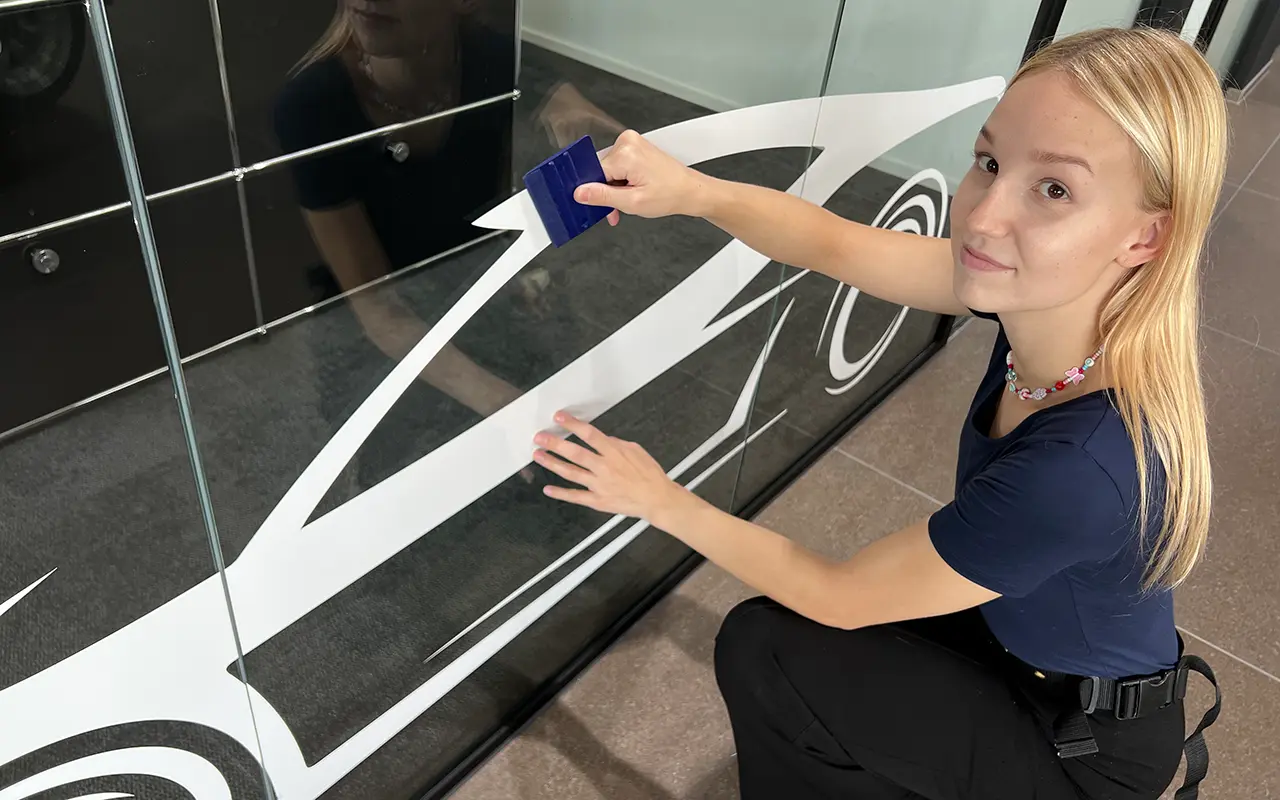 Beschriftung einer Glastüre mit Auto - Grafik